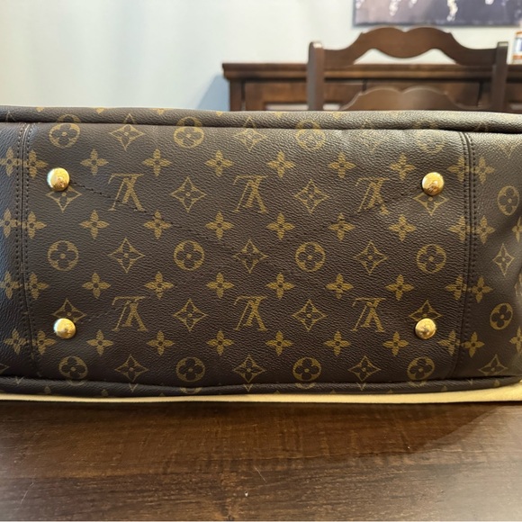 Authentic Louis Vuitton Artsy MM - Picture 3 of 15